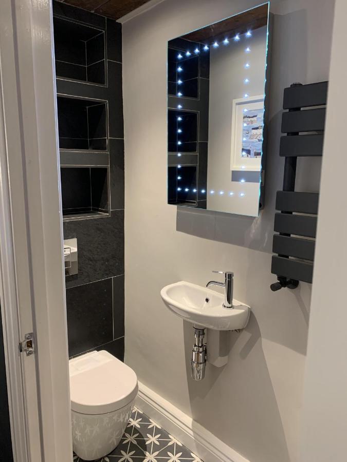 Min-Y-Fford Sleeps 6 Plus Pet Newport  Kültér fotó