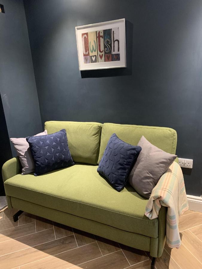 Min-Y-Fford Sleeps 6 Plus Pet Newport  Kültér fotó